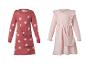 Deux robes tricotées pour enfants : une rose avec des cœurs blancs et une rose clair à volants.