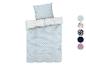 Une housse de couette bleu clair avec un motif de fleurs blanches