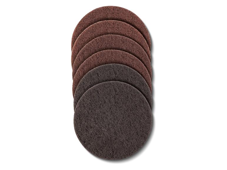 Disques abrasifs bruns et noirs pour ponçage.