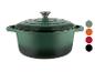 Une cocotte en fonte émaillée verte avec couvercle.
