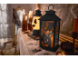Lanterne d'Halloween avec texte 'Happy Halloween', bougies et décorations effrayantes.