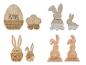 Œufs de Pâques et lapins en bois et en peluche.
