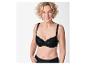 Soutien-gorge noir en dentelle et culotte assortie.