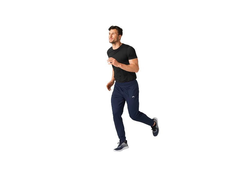 Homme en pantalon de survêtement et t-shirt noir, courant.