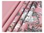 Tissu floral rose avec plis visibles
