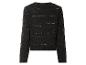 Un pull en maille noir avec des détails ajourés.
