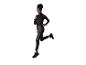 Femme en tenue de sport noire, courant ou sautant.
