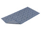 Un tapis bleu avec un motif géométrique.