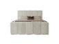 Lit double rembourré beige avec tête et pied de lit, avec oreillers marron et beige.
