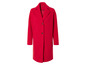Un manteau en laine rouge à boutons.
