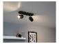 Spot moderne à deux lumières avec un design géométrique.