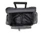 Un sac de voyage gris à roulettes, ouvert.