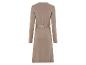 Robe en tricot beige avec ceinture.