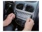 Homme démontant un autoradio avec des outils de retrait