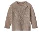 Pull tricoté marron clair pour enfant avec boutons sur l'épaule.