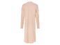 Un long cardigan rose en tricot pour femme.