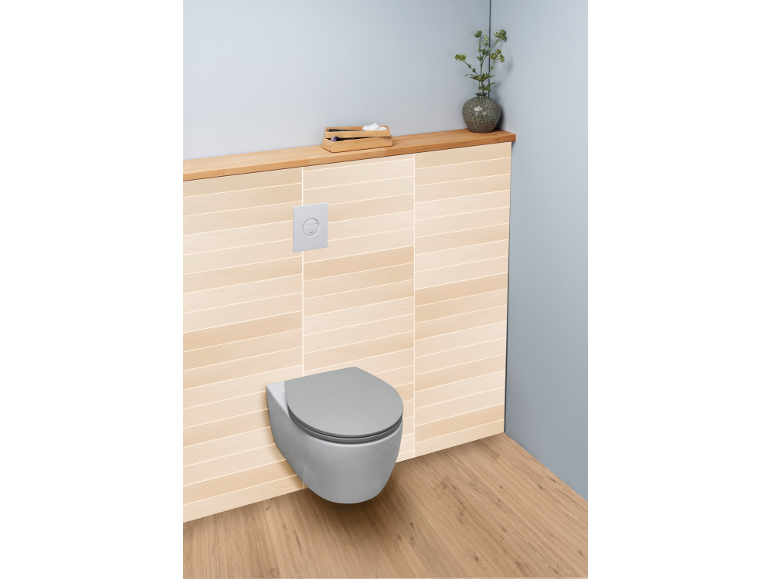 WC suspendu avec réservoir encastré et étagère en bois dans une salle de bain moderne.