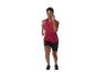 Femme en débardeur rouge et short noir en train de courir.