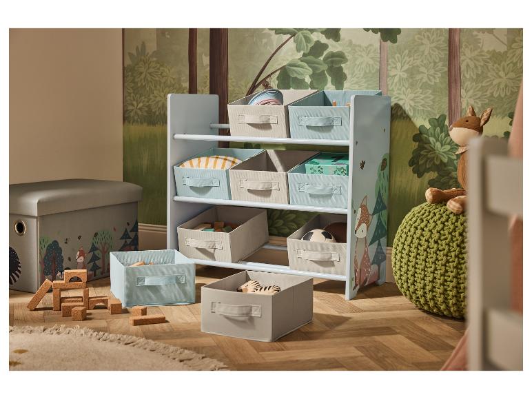Chambre d'enfant avec étagère de rangement, coffre à jouets et jouets sur le thème de la forêt.