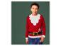 Un garçon porte un pull de Noël avec un motif Père Noël.