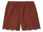 Shorts en tissu brun avec détails ajourés.