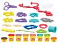 Un kit de docteur Play-Doh avec divers outils, moules et plusieurs pots de pâte à modeler.
