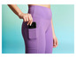 Une femme porte un legging violet avec un téléphone Samsung dans la poche.