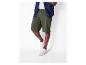 Homme portant un short cargo vert olive et des baskets blanches.