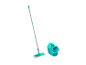 Balai-franges et seau turquoise pour le nettoyage.