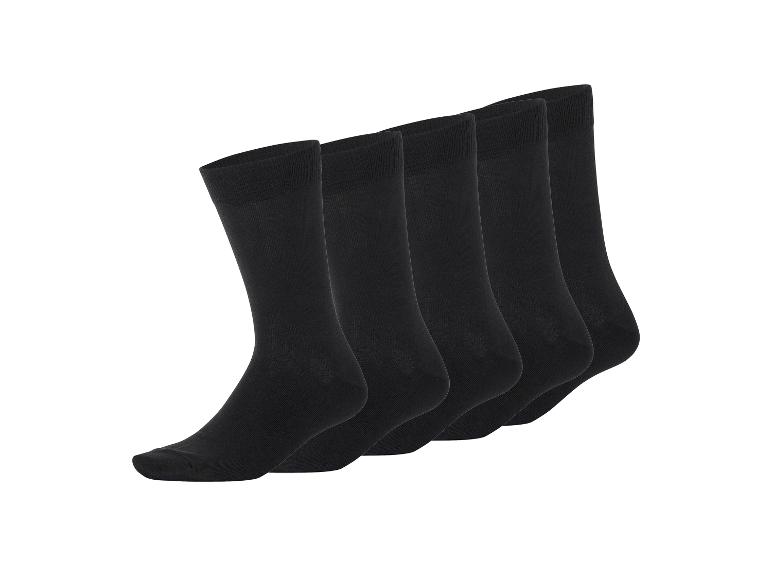 Cinq paires de chaussettes noires alignées.