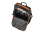 Sac à dos noir avec des détails orange ouvert, montrant son intérieur.