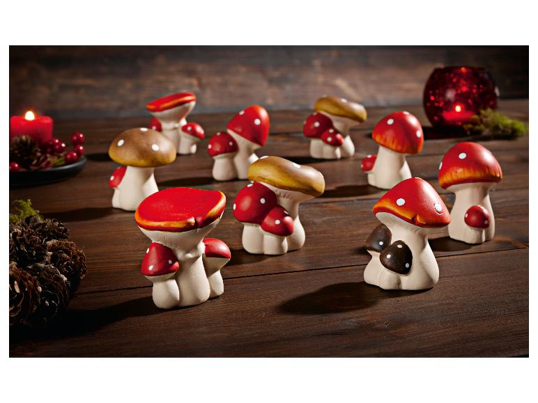 Adorables champignons en céramique décorant une table en bois.