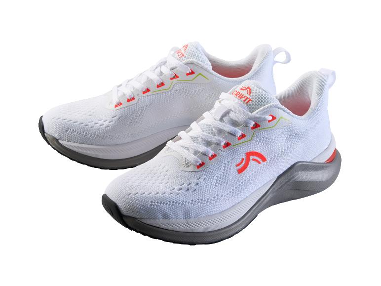 Une paire de chaussures de sport blanches avec des détails orange et verts.