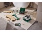 Outils de pose de carrelage et de stratifié, y compris un coupe-carreaux, dans une salle de bain.