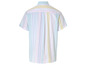 Une chemise à rayures à manches courtes.