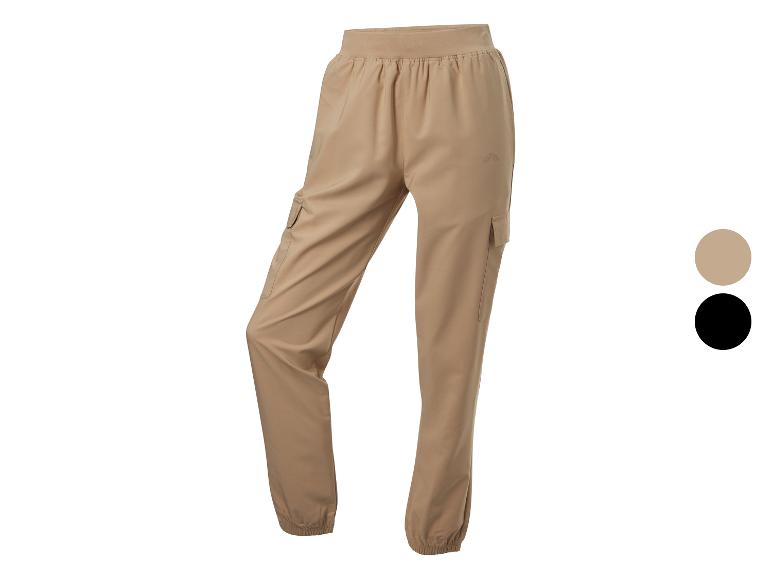 Pantalons cargo beiges avec élastique à la taille.