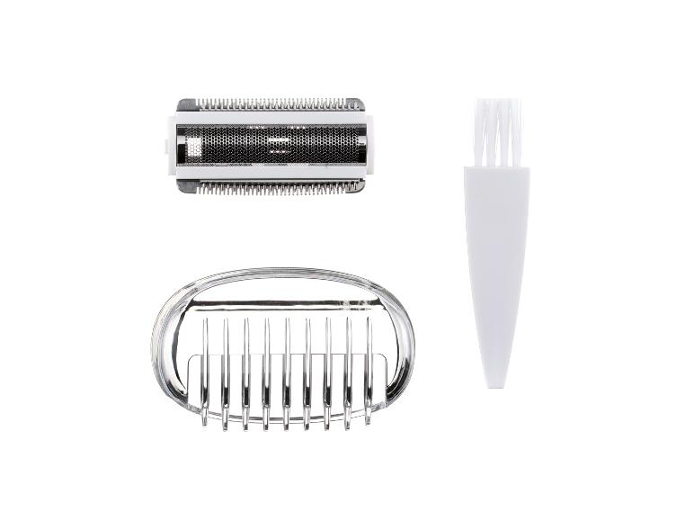Lame de rasoir, sabot de tondeuse et brosse de nettoyage sur fond blanc.