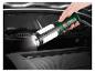 Une main tenant une lampe de travail LED Parkside au-dessus du capot d'une voiture.