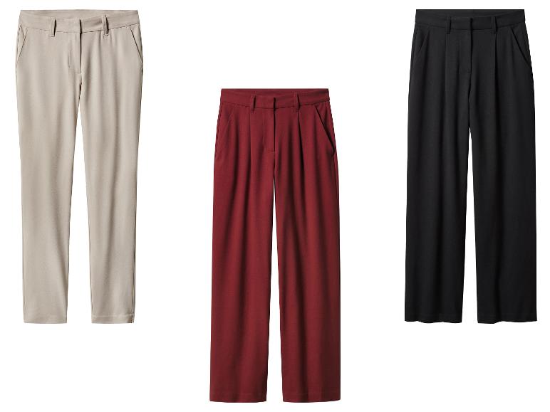 Trois pantalons: beige, bordeaux et noir.