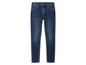 Un jean bleu skinny.