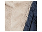 Gros plan sur une veste bleu foncé avec une doublure beige.