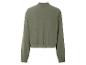 Un pull vert à manches longues et à coupe cintrée.