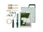 Kit de peinture avec pinceaux, rouleaux, ruban de masquage et bâche de protection.