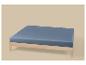 Matelas bleu sur un cadre de lit en bois clair.