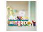 Un ensemble de jeu LEGO Friends avec un bâtiment coloré, des minifigurines et des accessoires.