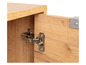 Une armoire en bois avec une porte ouverte qui montre une charnière.