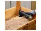 Une main utilise une ponceuse Parkside pour lisser une caisse en bois.