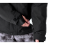 Homme en veste noire avec carte blanche dans la poche de la manche.