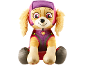 Peluche d'un chien marron en uniforme rose et violet, assis.