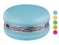 Haut-parleur bleu en forme de macaron avec détails argentés et échantillons de couleurs.